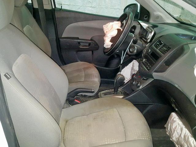 1G1JA5SG4D4126104 - 2013 CHEVROLET SONIC LS 白色 照片 5