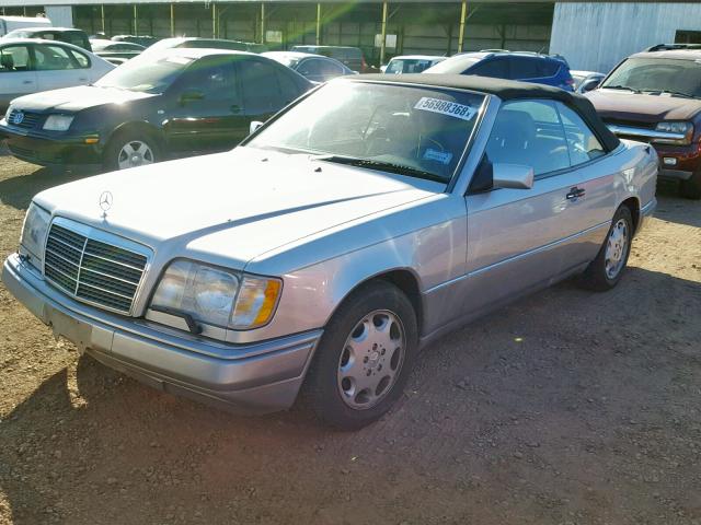 WDBEA66E9SC282504 - 1995 MERCEDES-BENZ E 320 SILVER photo 2