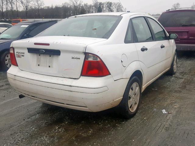 1FAFP34N46W171889 - 2006 FORD FOCUS ZX4 WHITE photo 4