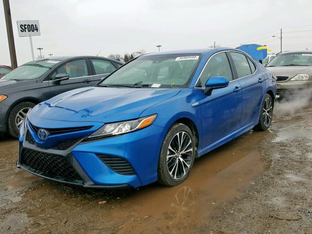 4T1B21HK0JU003307 - 2018 TOYOTA CAMRY HYBR BLUE photo 2