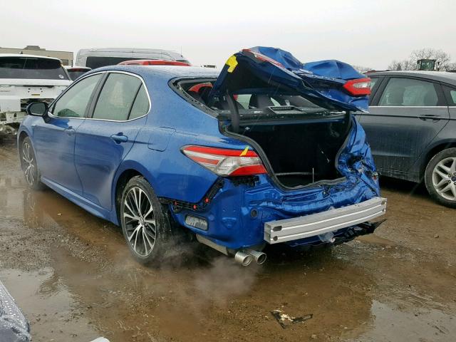 4T1B21HK0JU003307 - 2018 TOYOTA CAMRY HYBR BLUE photo 3