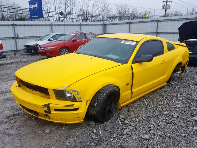 1ZVHT82H055244556 - 2005 FORD MUSTANG GT YELLOW photo 2