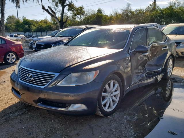 JTHGL46F275006015 - 2007 LEXUS LS 460L CHARCOAL photo 2