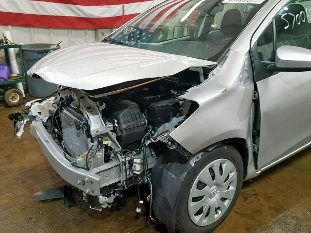 VNKKTUD37HA080423 - 2017 TOYOTA YARIS L SILVER photo 9