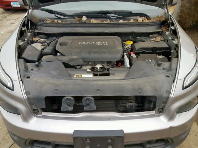 1C4PJLCB2GW351347 - 2016 JEEP CHEROKEE L SILVER photo 7