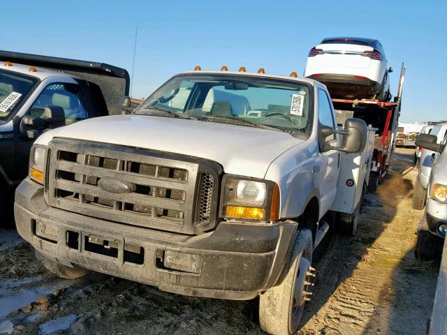 1FDAF56P97EA51414 - 2007 FORD F550 SUPER WHITE photo 2