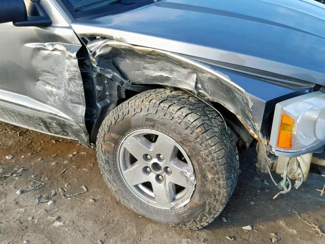 1D7HW58N95S131587 - 2005 DODGE DAKOTA QUA GRAY photo 9