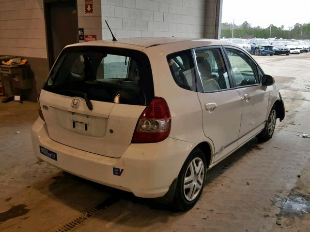 JHMGD38447S030711 - 2007 HONDA FIT WHITE photo 4