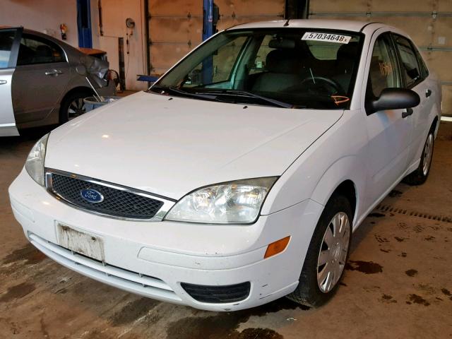 1FAFP34N27W358596 - 2007 FORD FOCUS ZX4 WHITE photo 2