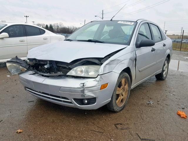 1FAHP34N47W191585 - 2007 FORD FOCUS ZX4 SILVER photo 2