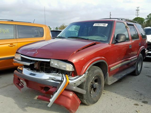 1GNCS13W6W2128034 - 1998 CHEVROLET BLAZER RED photo 2