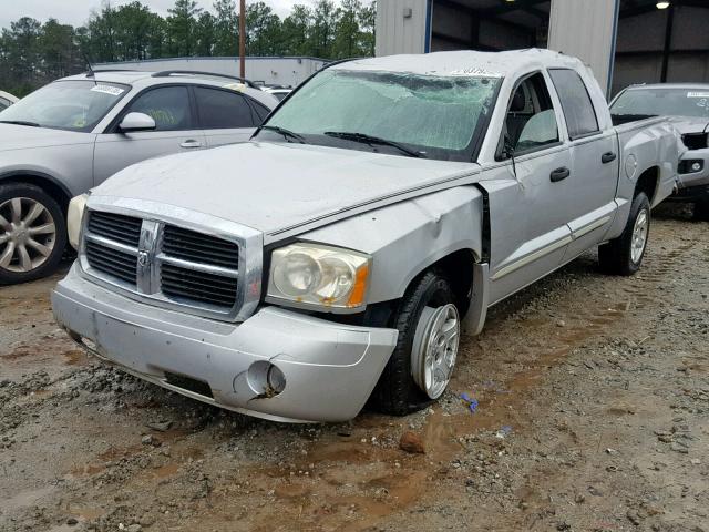 1D7HE48N75S273031 - 2005 DODGE DAKOTA QUA SILVER photo 2