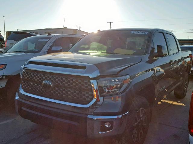 5TFDY5F15JX683748 - 2018 TOYOTA TUNDRA CRE GRAY photo 2