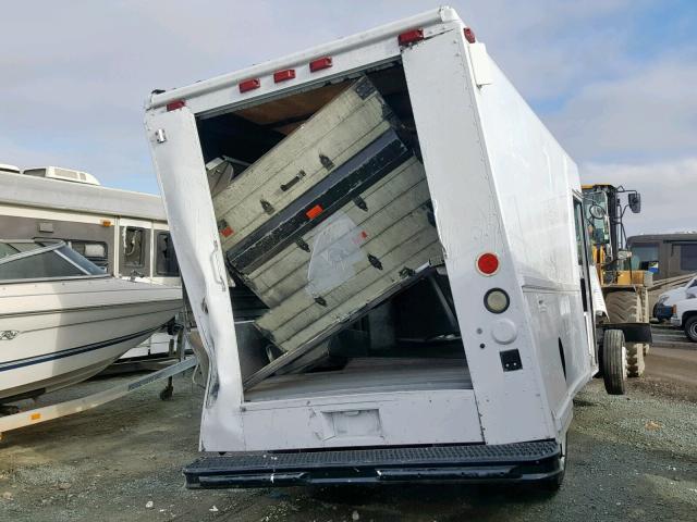 4UZAANBW31CH53326 - 2001 FREIGHTLINER CHASSIS M WHITE photo 4