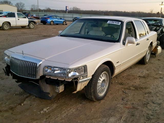 1LNLM83W6VY678370 - 1997 LINCOLN TOWN CAR C CREAM photo 2