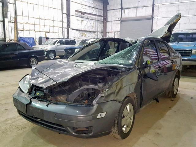 1FAFP34N57W220390 - 2007 FORD FOCUS ZX4 SILVER photo 2