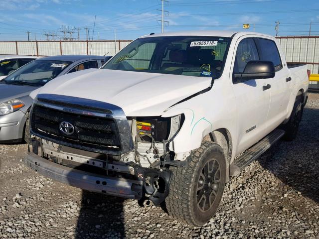 5TFEM5F10AX015596 - 2010 TOYOTA TUNDRA CRE WHITE photo 2