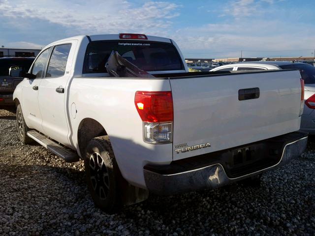 5TFEM5F10AX015596 - 2010 TOYOTA TUNDRA CRE WHITE photo 3