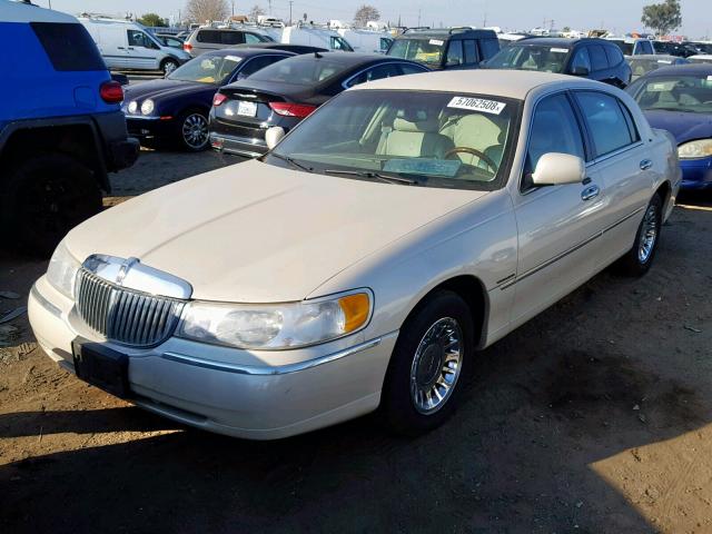 1LNHM83W11Y610381 - 2001 LINCOLN TOWN CAR C BEIGE photo 2