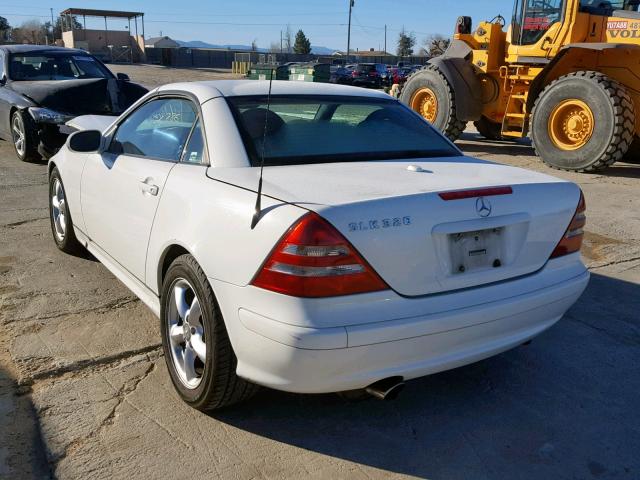 WDBKK65F22F246713 - 2002 MERCEDES-BENZ SLK 320 WHITE photo 3