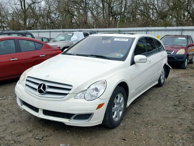 4JGCB65E86A034880 - 2006 MERCEDES-BENZ R 350 WHITE photo 2