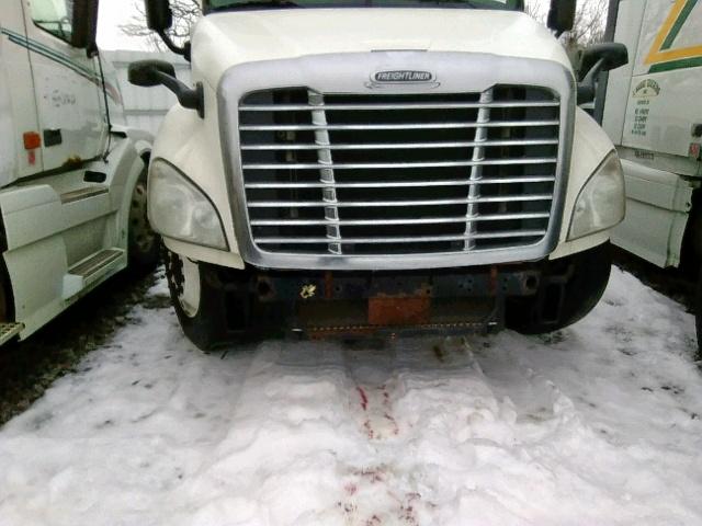 1FUJGEDV3CSBD6299 - 2012 FREIGHTLINER CASCADIA 1 WHITE photo 9