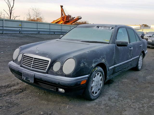 WDBJF55F7TJ022135 - 1996 MERCEDES-BENZ E 320 BLACK photo 2