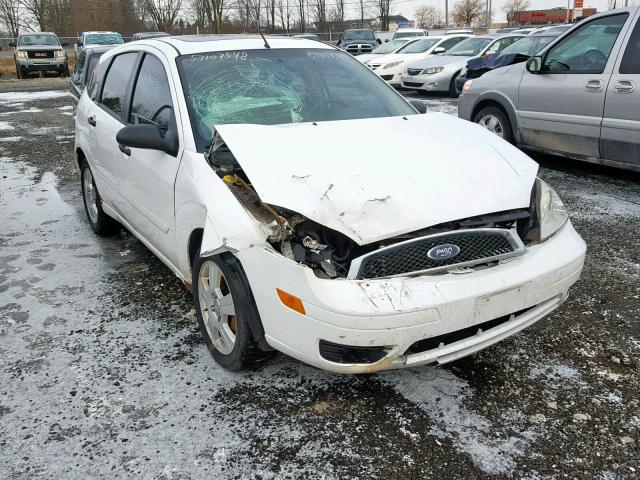 3FAFP37N95R133099 - 2005 FORD FOCUS ZX5 WHITE photo 1