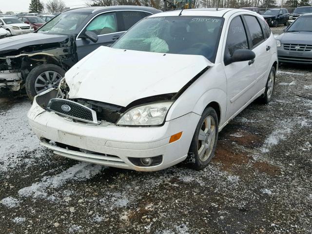 3FAFP37N95R133099 - 2005 FORD FOCUS ZX5 WHITE photo 2