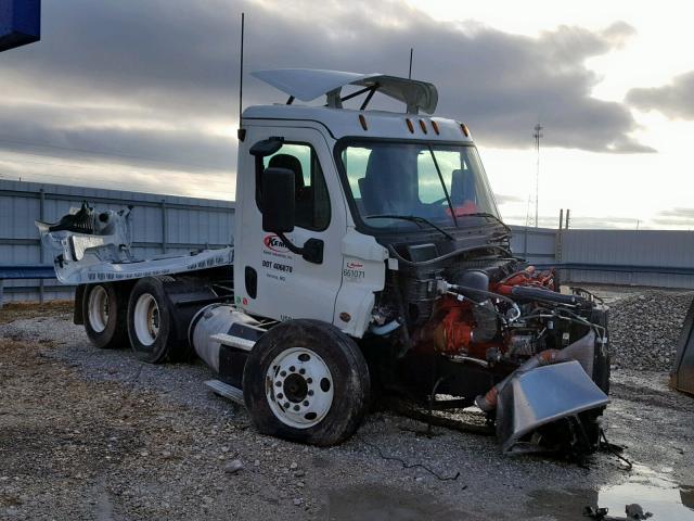 3AKJGEBG4GSHT3121 - 2016 FREIGHTLINER CASCADIA 1 WHITE photo 1