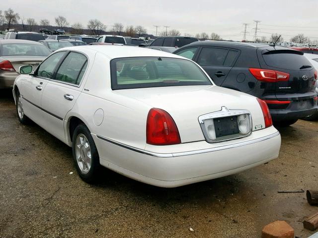 1LNHM82W4YY937675 - 2000 LINCOLN TOWN CAR S WHITE photo 3