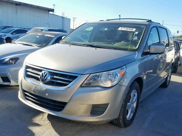 2V8HW34199R501093 - 2009 VOLKSWAGEN ROUTAN SE GOLD photo 2