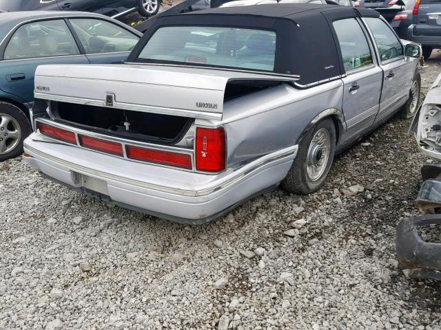 1LNLM81W3VY694870 - 1997 LINCOLN TOWN CAR E SILVER photo 4