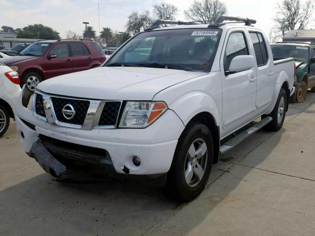 1N6AD07U45C422650 - 2005 NISSAN FRONTIER C WHITE photo 2