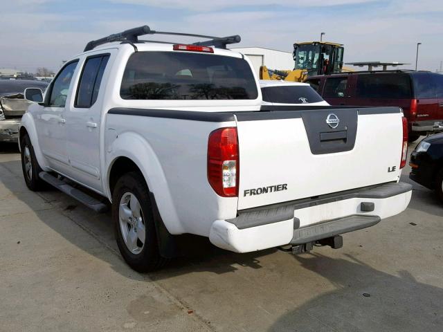 1N6AD07U45C422650 - 2005 NISSAN FRONTIER C WHITE photo 3