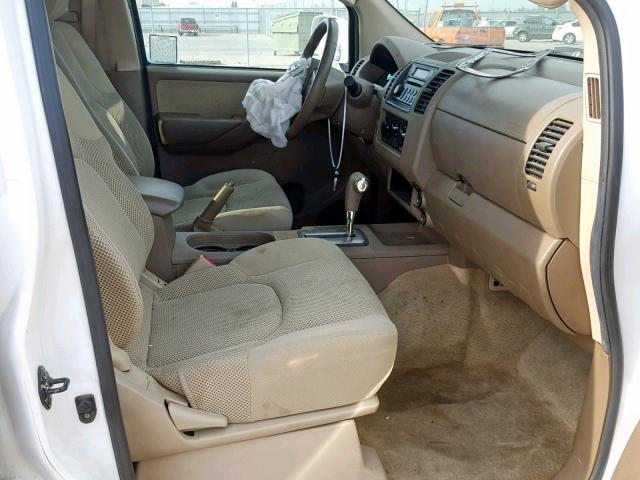 1N6AD07U45C422650 - 2005 NISSAN FRONTIER C WHITE photo 5