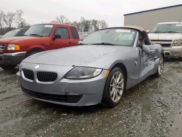 4USBU33576LW67798 - 2006 BMW Z4 3.0 GRAY photo 2