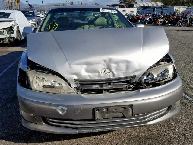 JT8BF28G010328233 - 2001 LEXUS ES 300 SILVER photo 9