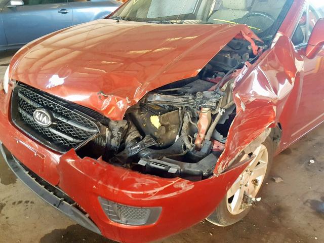 KNAFG526687153082 - 2008 KIA RONDO LX RED photo 9