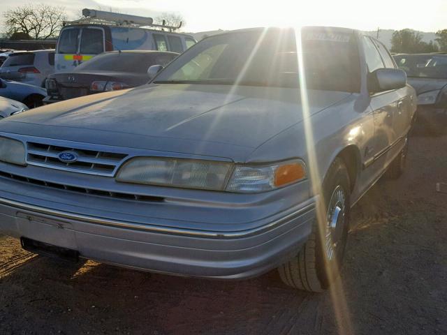 2FALP7196VX162874 - 1997 FORD CROWN VICT SILVER photo 2