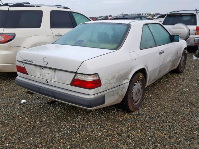 WDBEA51D8NB615357 - 1992 MERCEDES-BENZ 300 CE WHITE photo 4