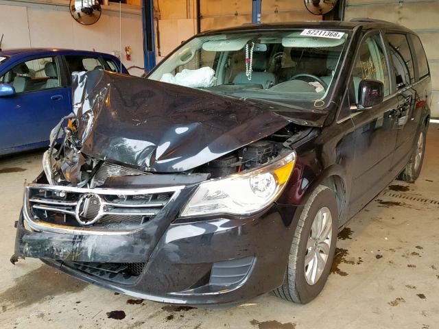 2C4RVABG5CR294126 - 2012 VOLKSWAGEN ROUTAN SE BLACK photo 2