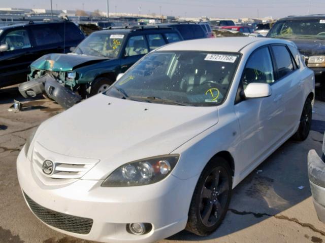 JM1BK343861404773 - 2006 MAZDA 3 HATCHBAC WHITE photo 2