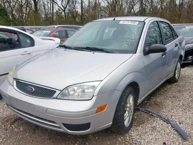 1FAHP34NX6W112869 - 2006 FORD FOCUS ZX4 SILVER photo 2