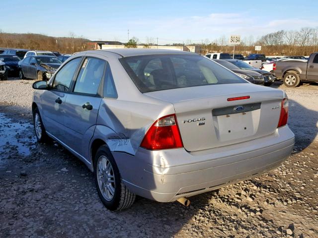 1FAHP34NX6W112869 - 2006 FORD FOCUS ZX4 SILVER photo 3