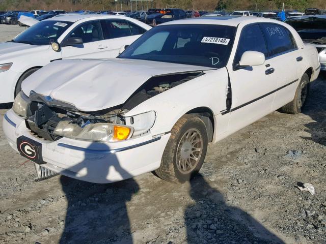 1LNHM82W4YY886663 - 2000 LINCOLN TOWN CAR S WHITE photo 2