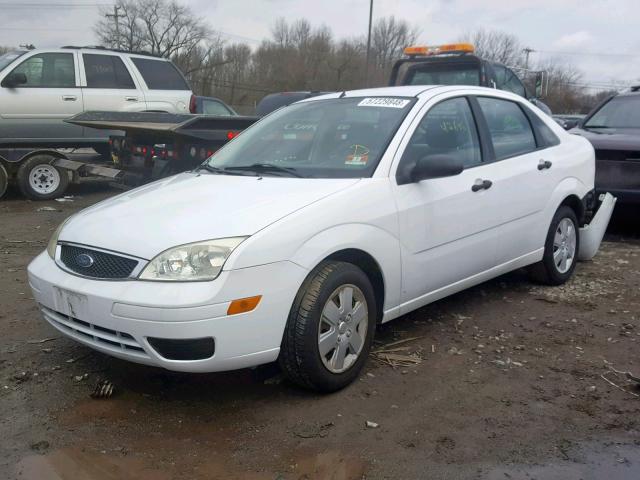 1FAHP34N77W108862 - 2007 FORD FOCUS ZX4 WHITE photo 2