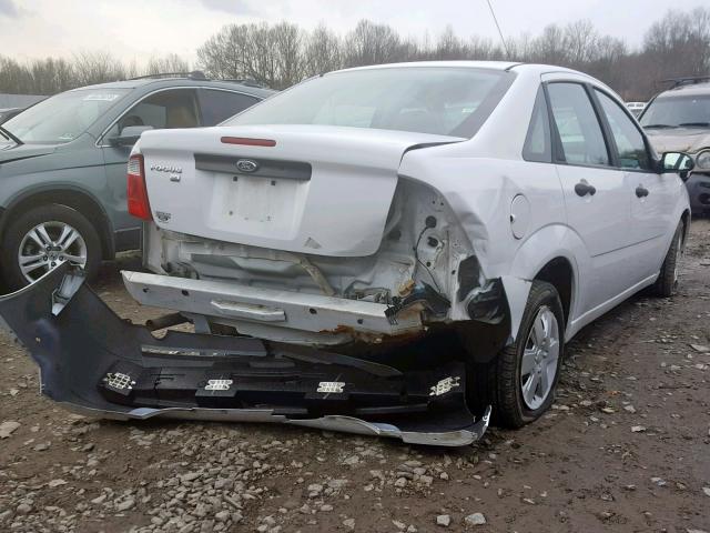 1FAHP34N77W108862 - 2007 FORD FOCUS ZX4 WHITE photo 4