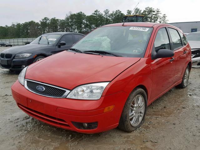 1FAHP37N16W177105 - 2006 FORD FOCUS ZX5 RED photo 2