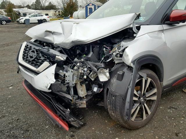 3N1CP5CU4JL513960 - 2018 NISSAN KICKS S SILVER photo 9